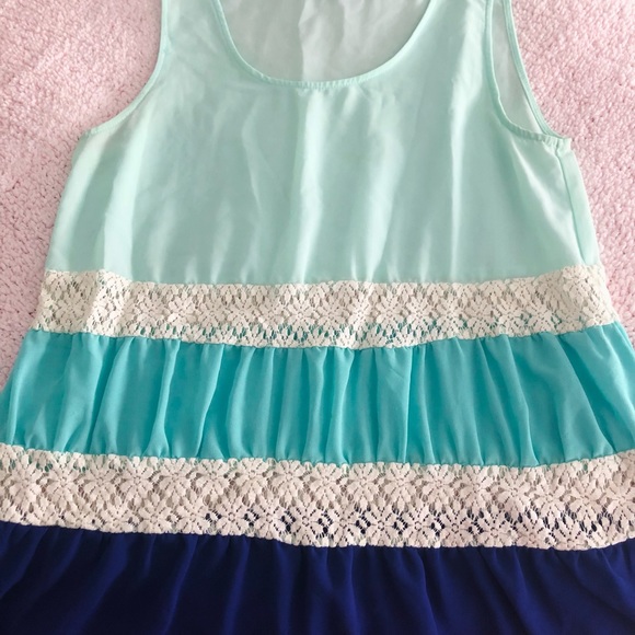 Large beautiful flowing top - Picture 3 of 4